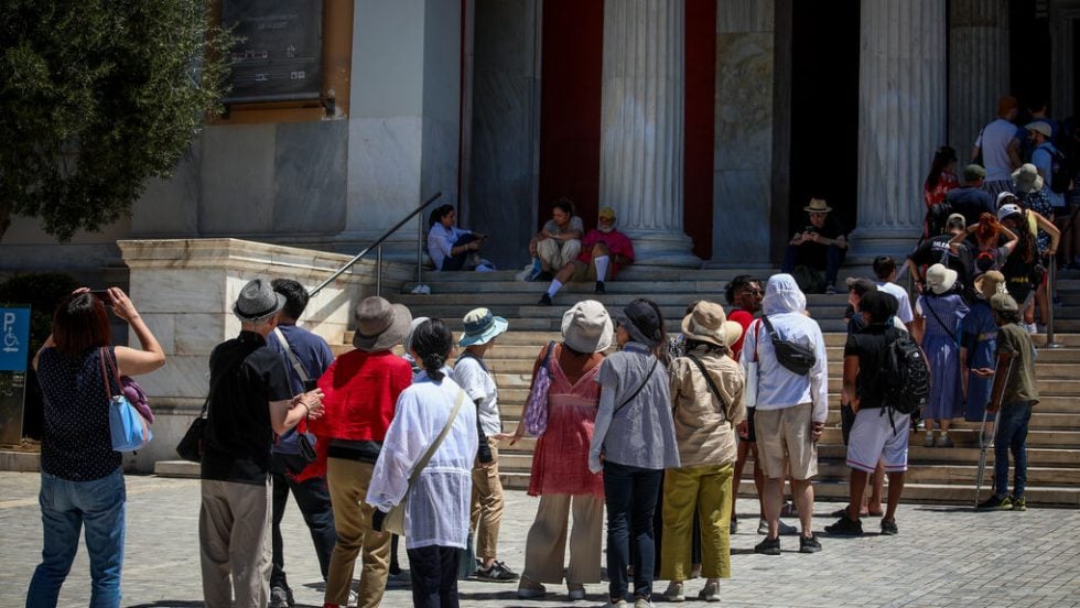 Ουρές τουριστών χθες στο Αρχαιολογικό Μουσείο της Αθήνας. Σύμφωνα με τα στοιχεία της Eurostat, η ελληνική πρωτεύουσα κατατάχθηκε το 2023 στην 9η θέση μεταξύ των ευρωπαϊκών πόλεων ως προς τις διανυκτερεύσεις επισκεπτών